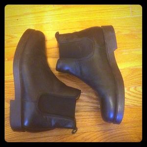 TEN POINTS black leather chelsea boots